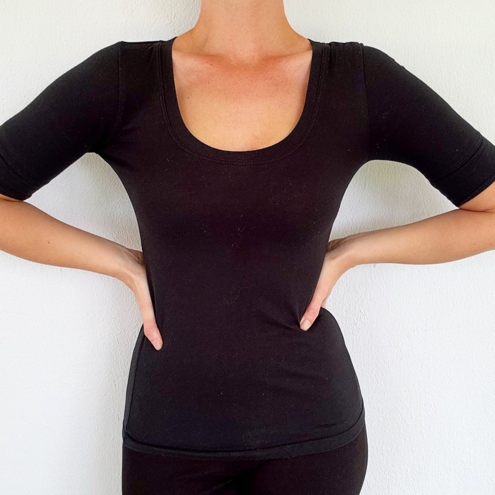 dELiA*s Black Short Sleeve Tee